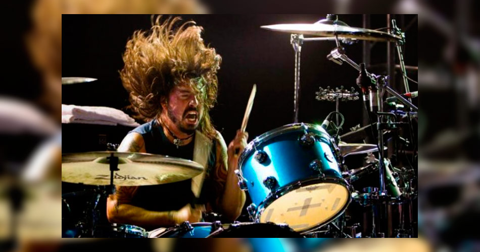 Dave Grohl revela sonho de tocar bateria no AC/DC