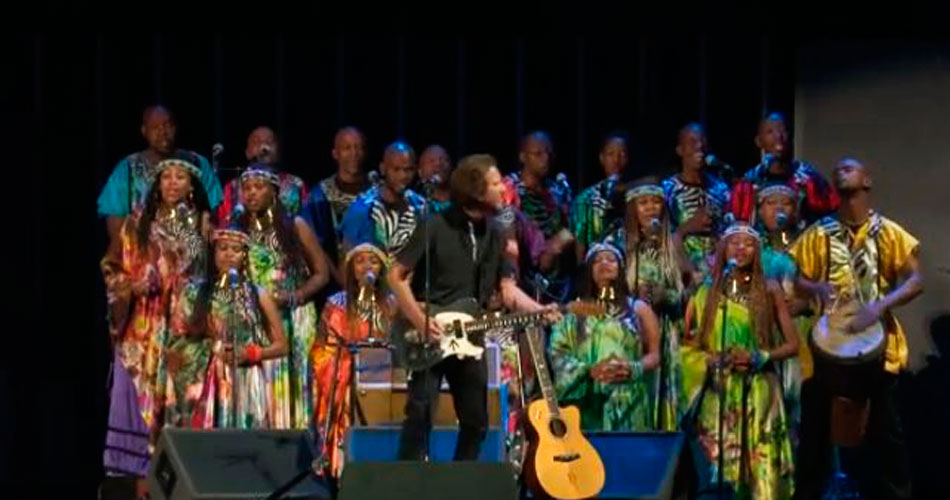 Vídeo: Eddie Vedder toca “Better Man” com coral africano