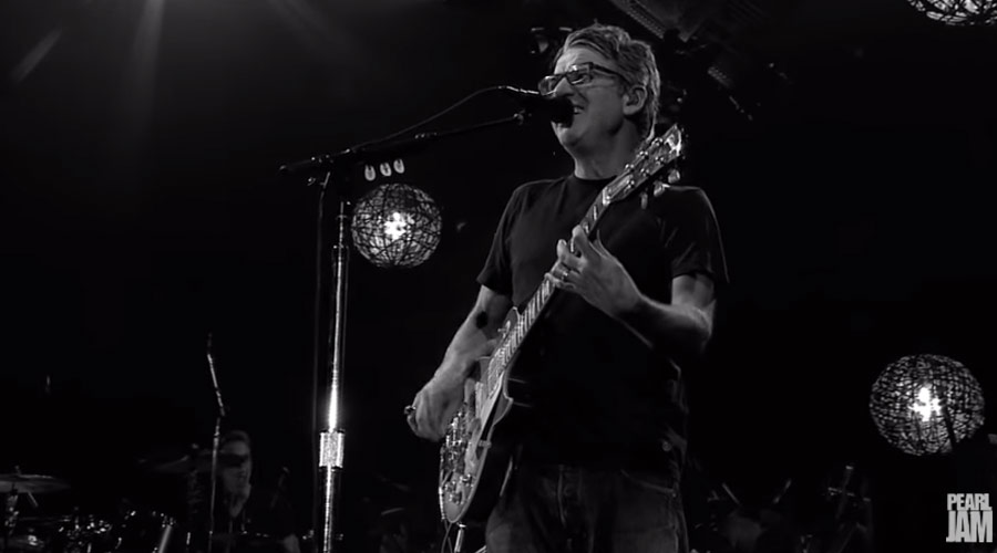 Stone Gossard, do Pearl Jam, libera single do projeto Painted Shields