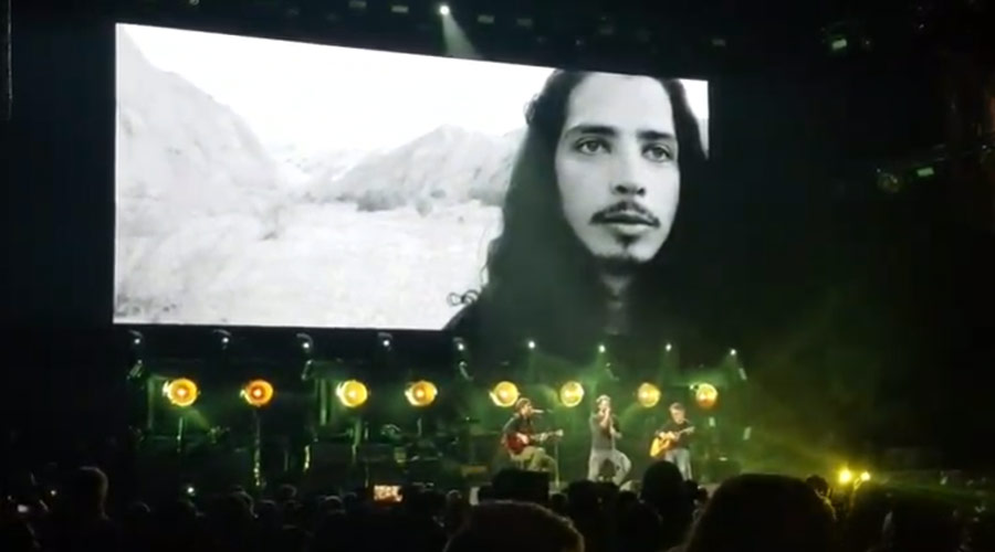 Tributo a Chris Cornell junta guitarrista do Pearl Jam com vocal do Maroon 5 no clássico “Seasons”