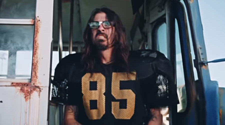 Foo Fighters mostra sua força em vídeo de futebol americano