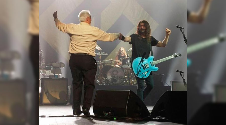 Tiozinho alterado sobe ao palco para “abraçar Foo Fighters”