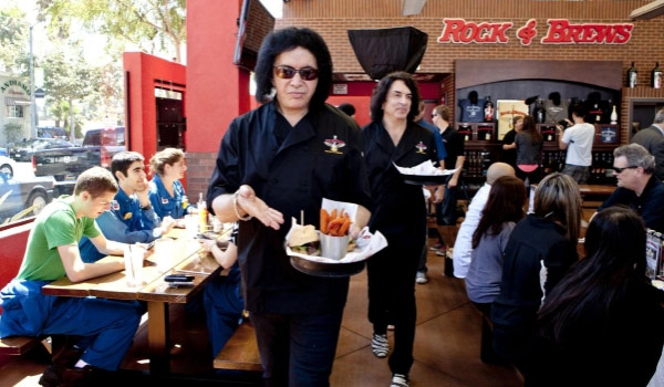 Restaurante dos líderes do Kiss doa refeições para funcionários do governo americano que estão sem salários