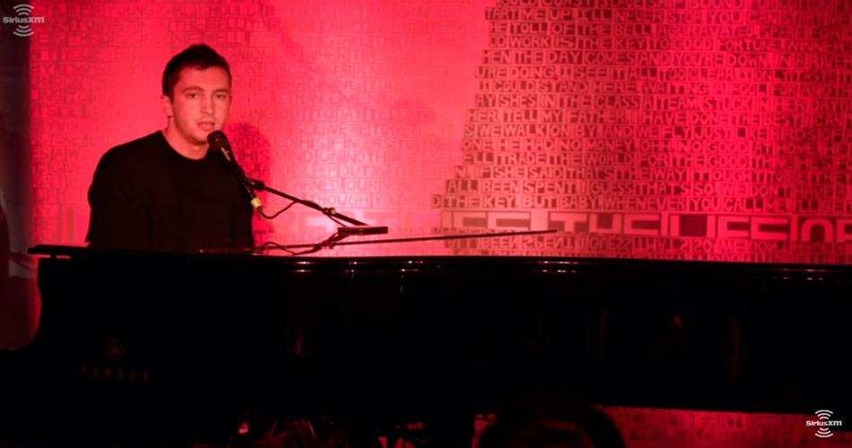 Vídeos: Tyler Joseph, do Twenty One Pilots, faz apresentação especial ao piano