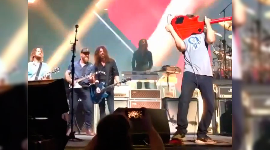 Foo Fighters reúne Tom Morello, Zack Brown e Perry Farrell em festa pré-Super Bowl