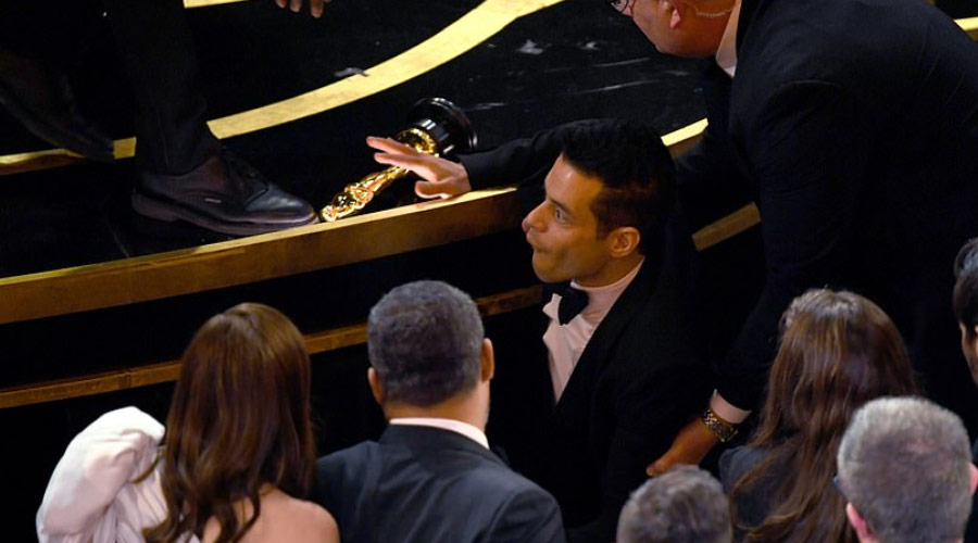 Rami Malek cai do palco depois de receber Oscar de Melhor Ator