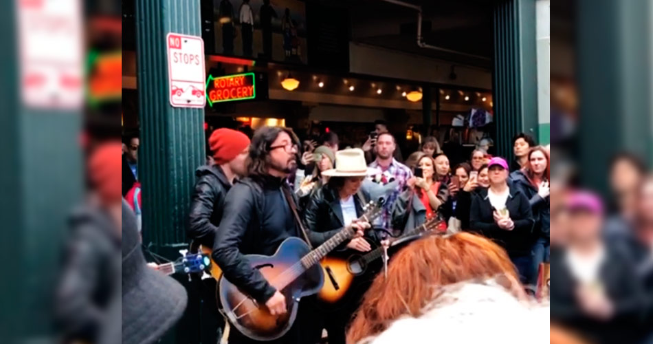 Dave Grohl faz show surpresa em frente ao “mercadão” de Seattle