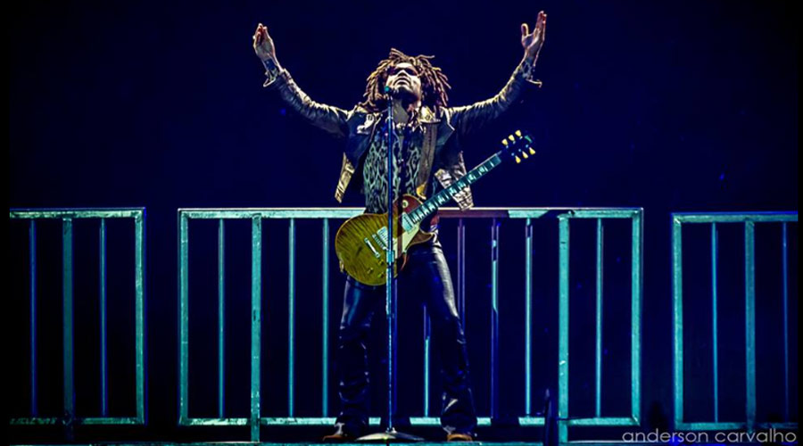 Lenny Kravitz aposta em “sucessos do passado” e enlouquece público do Lollapalooza
