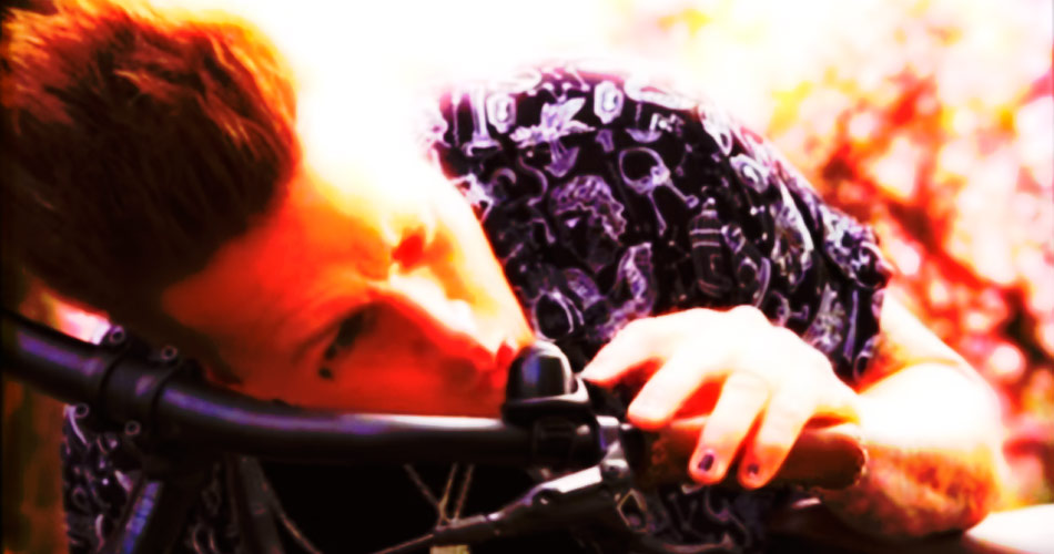 Jacoby Shadixx passeia de bike em novo clipe do Papa Roach