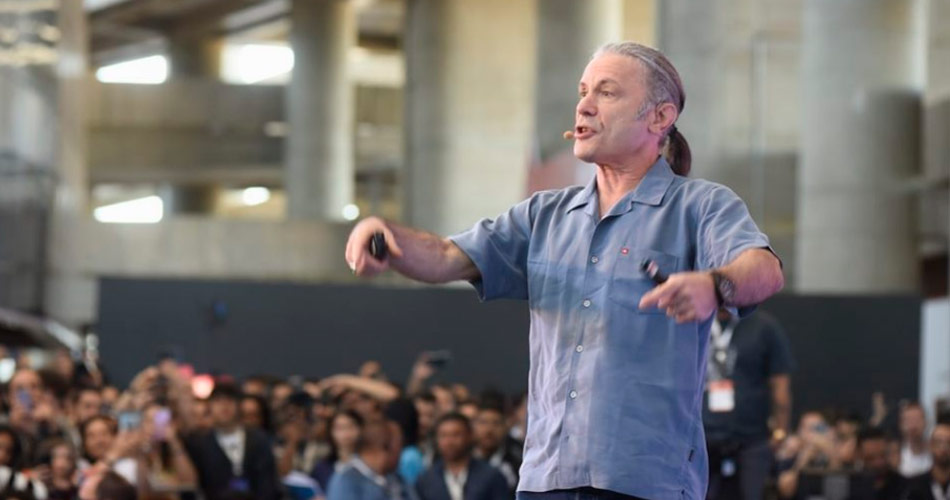 Vídeo mostra palestra de Bruce Dickinson na Campus Party Brasília