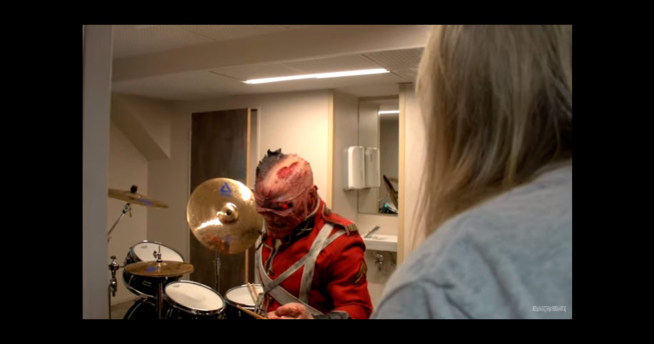 Vídeo: Eddie, mascote do Iron Maiden, “rouba” lugar do baterista Nicko McBrain