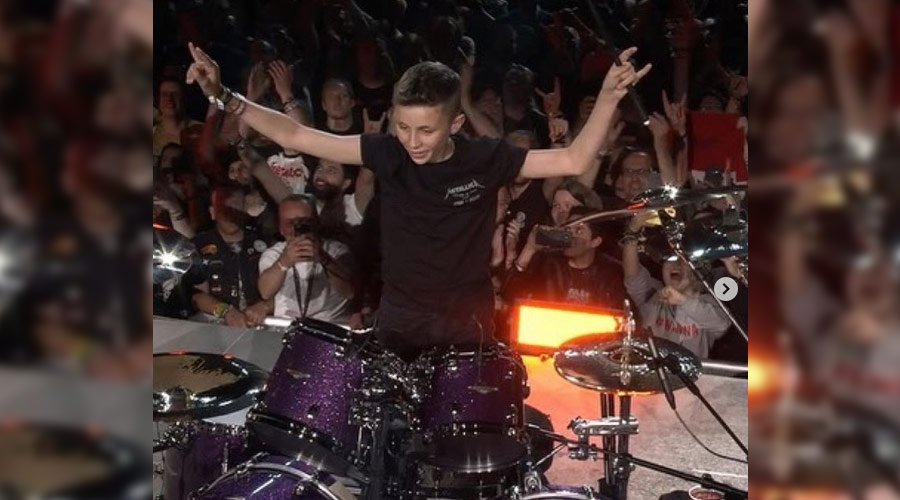 Garoto de 13 anos toca bateria em show do Metallica