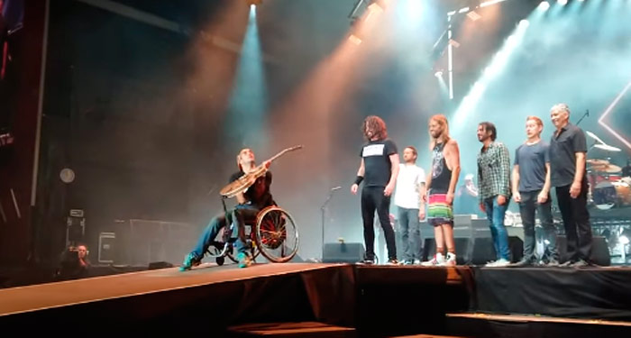 Vídeo: Foo Fighters convida cadeirante a quebrar guitarra no palco