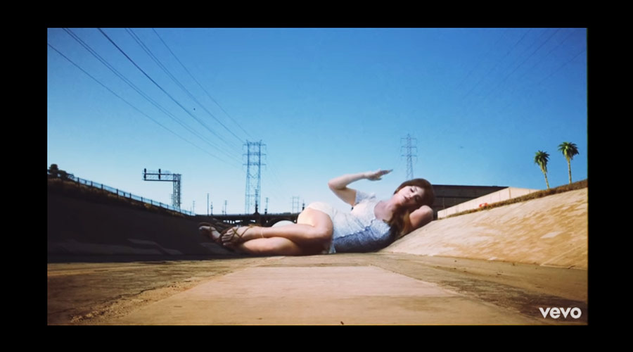 Lana Del Rey surge como gigante em clipe de “Doin’ Time”, cover do Sublime