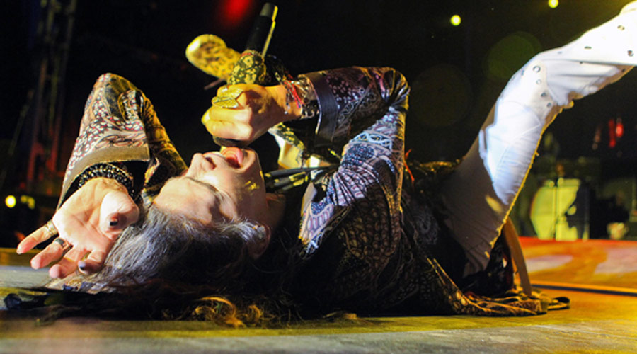 Vídeos: Steven Tyler cai no palco e vai pra galera em performance incrível do Aerosmith