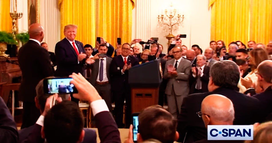 Donald Trump entra em sala de imprensa da Casa Branca ao som de “Enter Sandman”, do Metallica