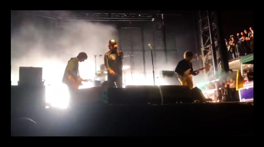 Vídeos: Eddie Vedder toca com os Strokes em festival na Califórnia