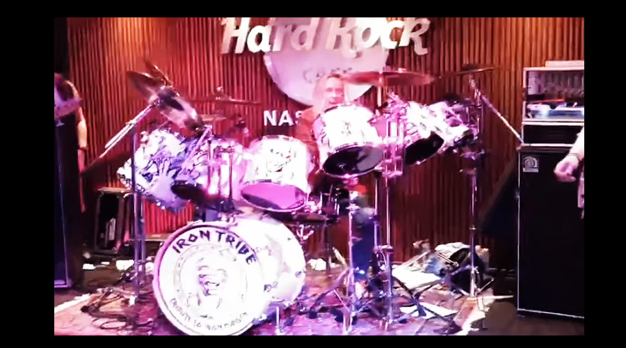 Veja Nicko McBrain tocando bateria com banda cover do Iron Maiden