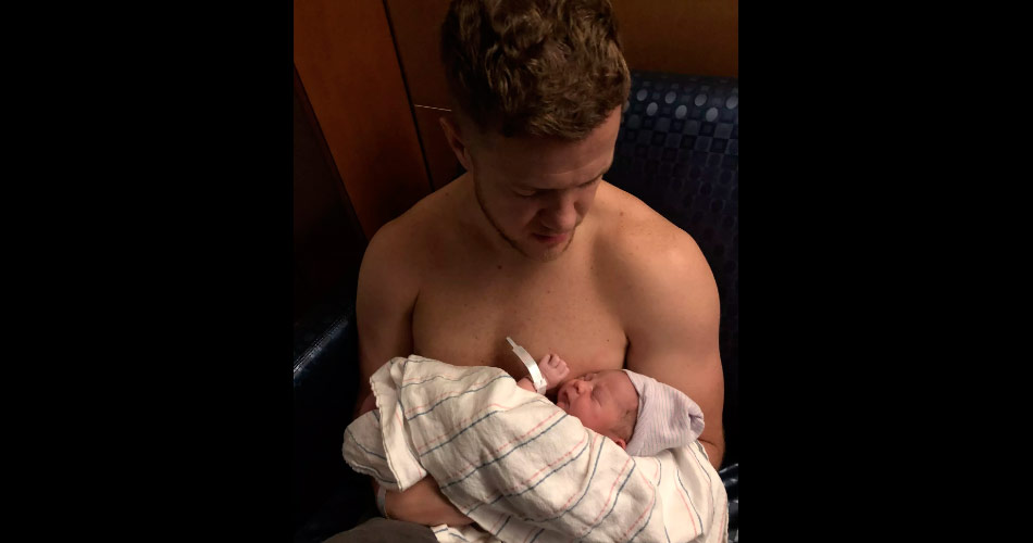 Dan Reynolds, do Imagine Dragons, comemora nascimento de seu quarto filho