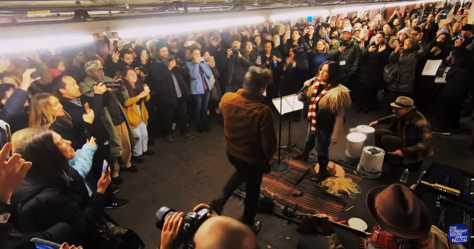 Veja performance de Alanis Morissette no metrô de Nova York