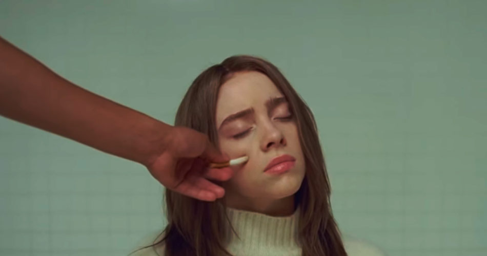 Com cigarros apagados em sua cara, Billie Eilish apresenta seu novo videoclipe