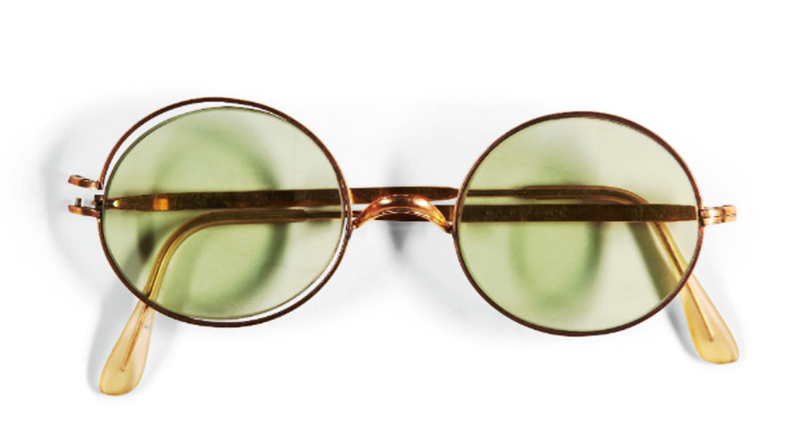 Óculos de sol de John Lennon são vendidos em leilão por 750 mil reais