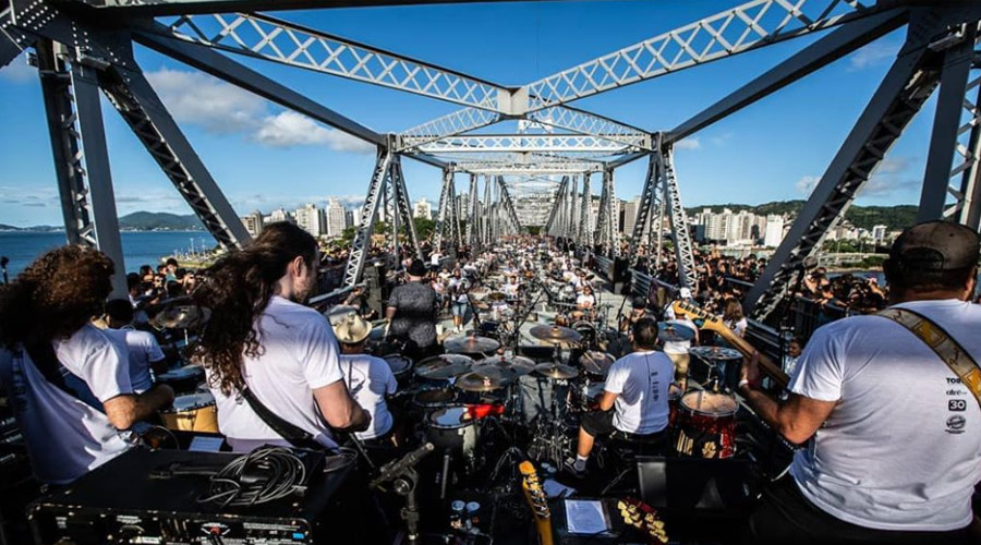 60 bateristas tocam clássicos do rock na ponte Hercílio Luz, em Florianópolis