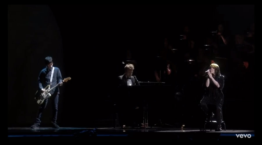 Ao lado de Johnny Marr, dos Smiths, Billie Eilish apresenta ao vivo novo tema do 007