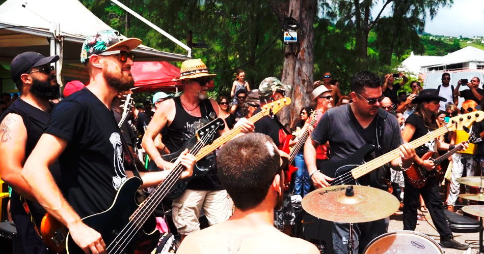 Vídeo: moradores de pequena ilha do Oceano Índico reúnem-se para tocar clássico do AC/DC