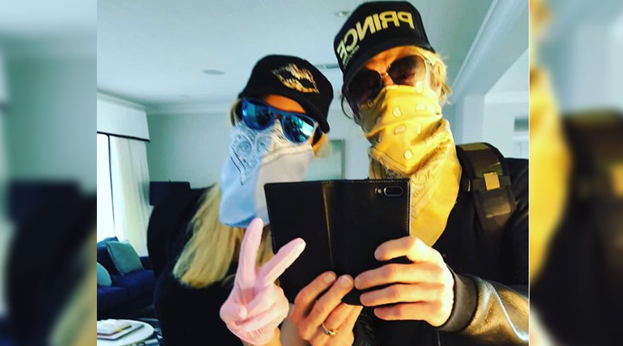 Duff McKagan, do Guns N´Roses, publica foto incentivando uso de bandanas