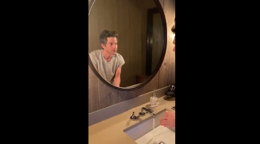 Coronavírus: Brandon Flowers, do The Killers, mostra como higienizar as mãos com otimismo