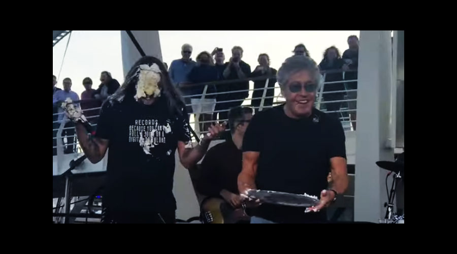 Roger Daltrey manda uma “torta na cara” de Sebastian Bach durante Rock Legends Cruise