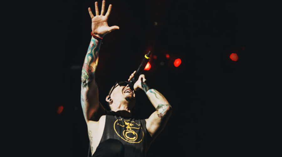 Mike Shinoda descarta retorno do Linkin Park com holograma de Chester Bennington