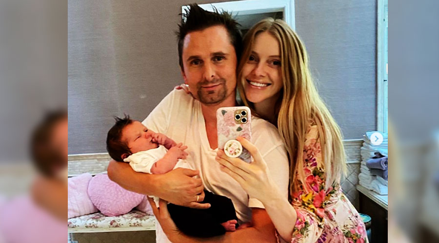 Matt Bellamy, do Muse, compartilha foto de filha recém-nascida