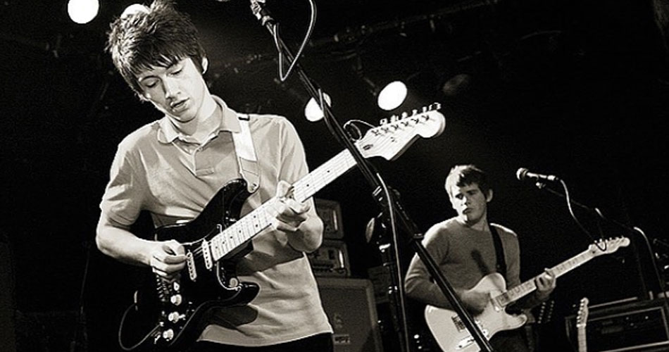 Para ajudar mercado da música britânica, Arctic Monkeys realiza sorteio de guitarra de Alex Turner