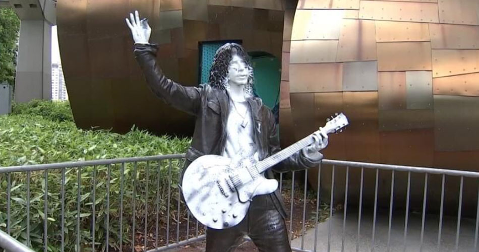 Estátua de Chris Cornell é vandalizada em Seattle