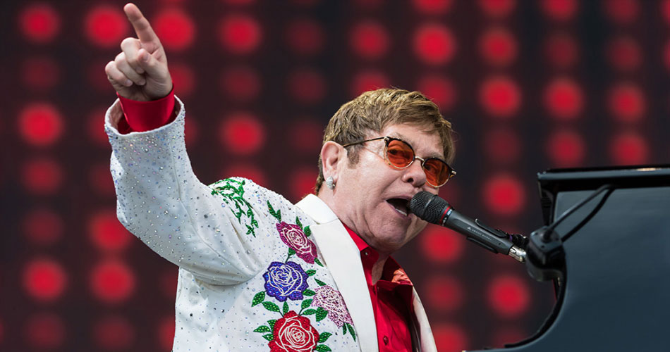 Vídeo: Elton John faz tributo a George Michael em Glastonbury