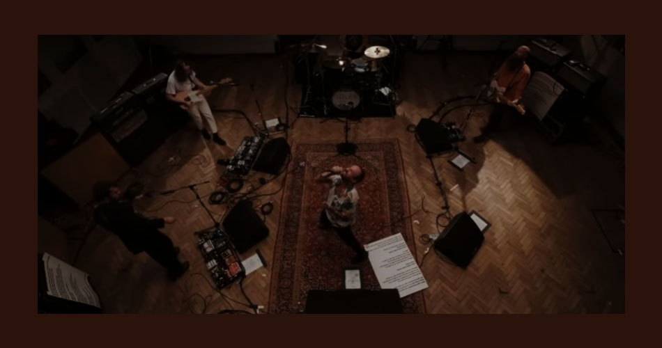 IDLES faz apresentação no estúdio Abbey Road e manda covers de Beatles e Strokes