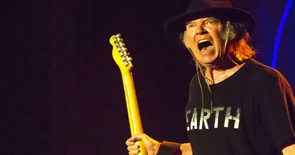 Neil Young estreia versão inédita de “Powderfinger”
