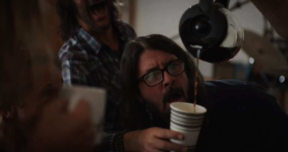 Dave Grohl tenta superar vício em cafeína em novo vídeo do Foo Fighters