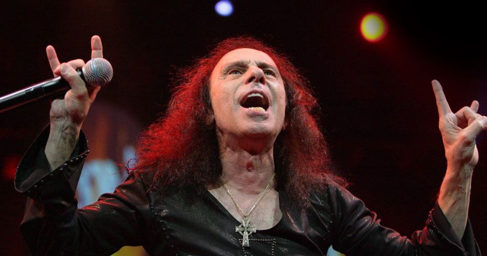 Produtores selecionam fotos de fãs com Ronnie James Dio para documentário