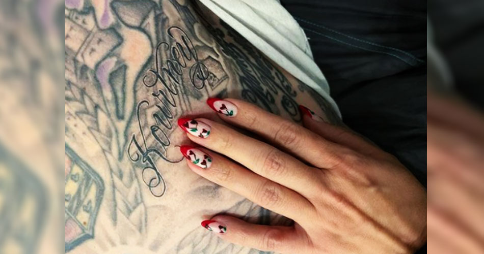 Travis Barker, do Blink-182, tatua no peito nome de Kourtney Kardashian