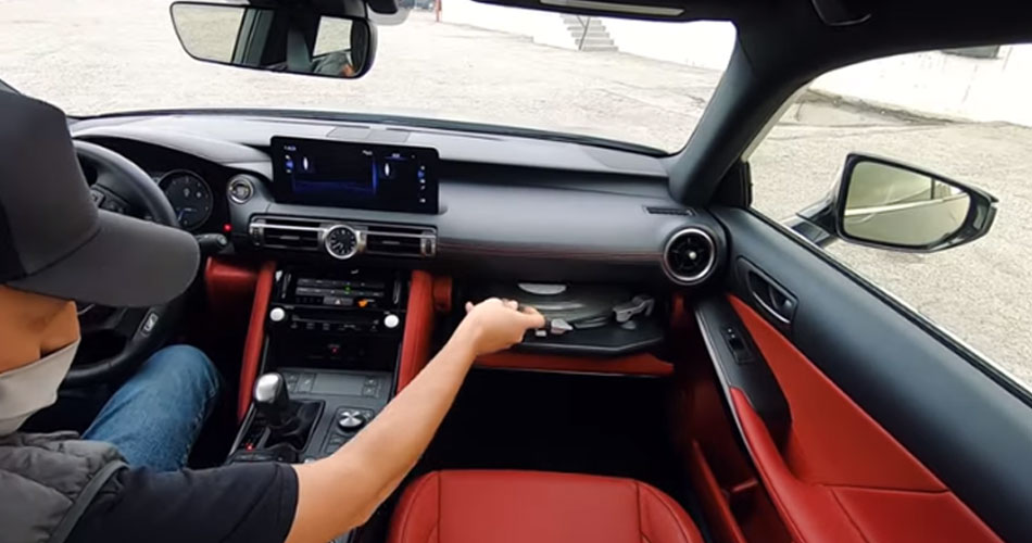 Experiência de áudio da Lexus mostra carro com “tocador de vinil”