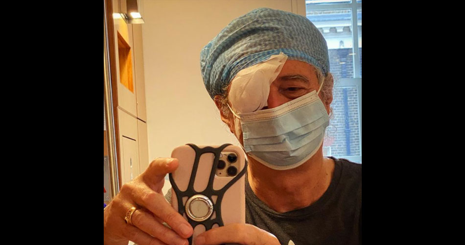 Brian May passa por cirurgia ocular e publica foto para tranquilizar fãs