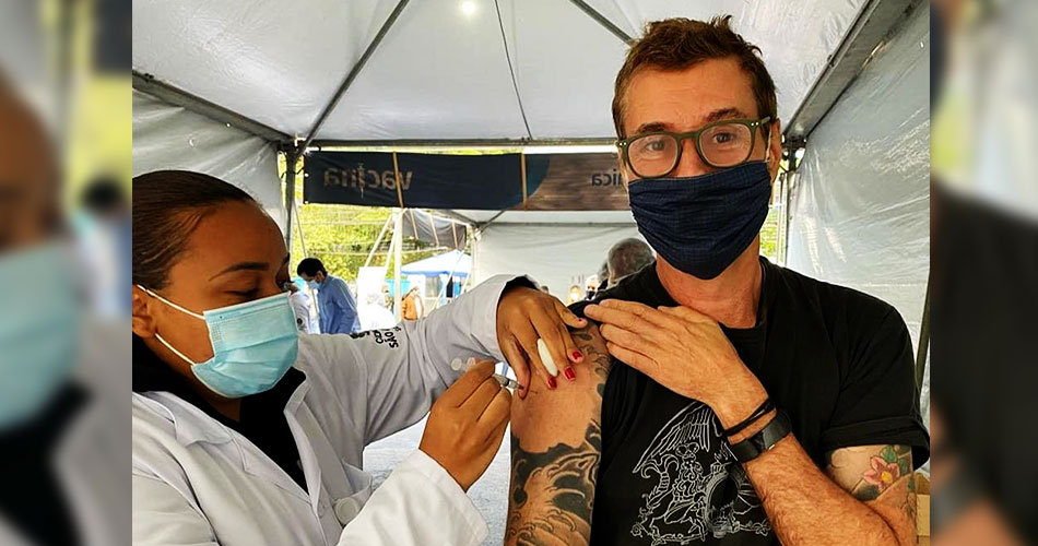 Dinho Ouro Preto, do Capital Inicial, toma vacina contra covid-19