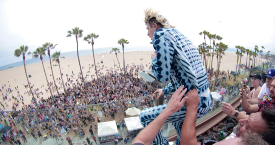 Travis Barker e Machine Gun Kelly arrastam multidão para show em praia da Califórnia