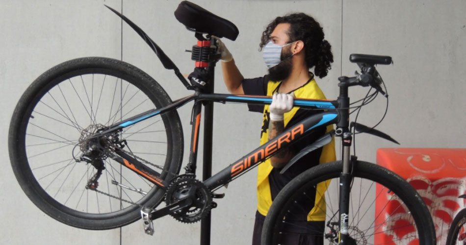 ONG faz manutenção básica grátis para ciclistas de delivery