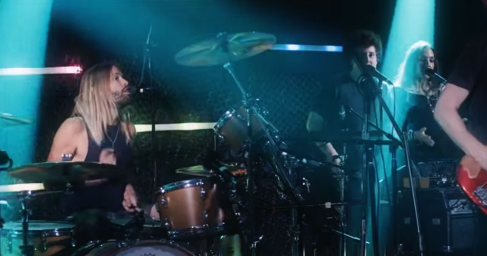 Foo Fighters lança vídeo para “Shadow Dancing”, cover do Bee Gees