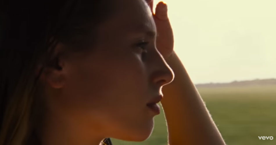 Olivia Vedder, filha de Eddie Vedder, lança single de estreia; veja clipe de “My Father’s Daughter”