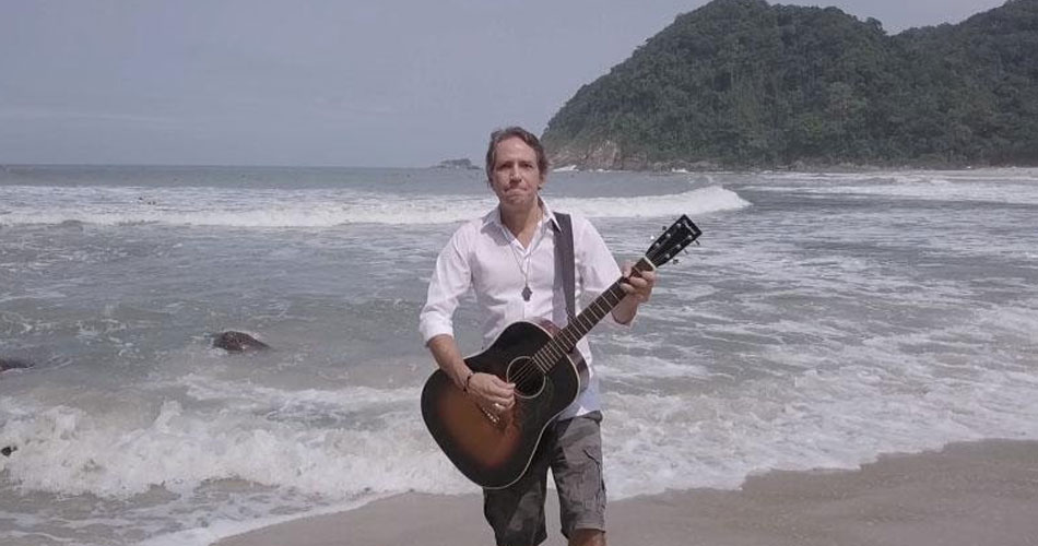 Felipe Machado, do VIPER, lança videoclipe de “Na Praia”